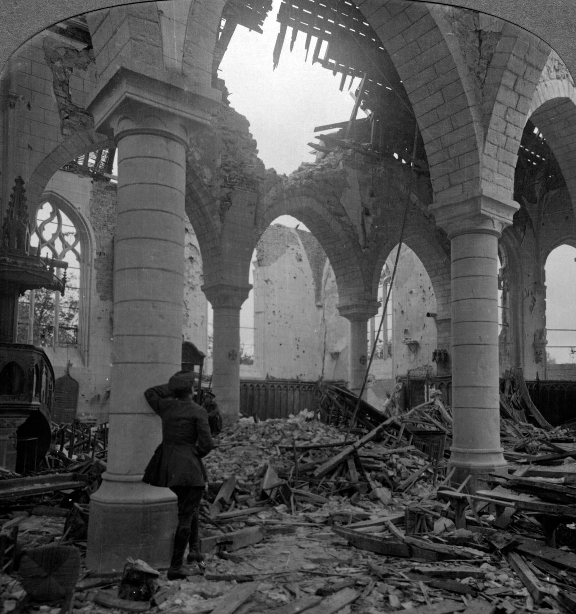 Kilise yıkıntıları, Richebourg, Fransa, Birinci Dünya Savaşı, 1914-1918. by Realistic Travels Publishers