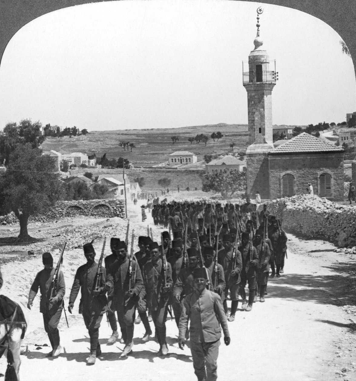 Mağlup Türk askerleri, Filistin, I. Dünya Savaşı, c1917-c1918 by Realistic Travels Publishers