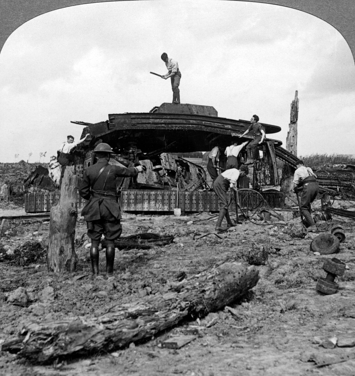 Mühendisler bir yoldan tahrip olmuş bir tankı temizliyor, Birinci Dünya Savaşı, 1917-1918. by Realistic Travels Publishers
