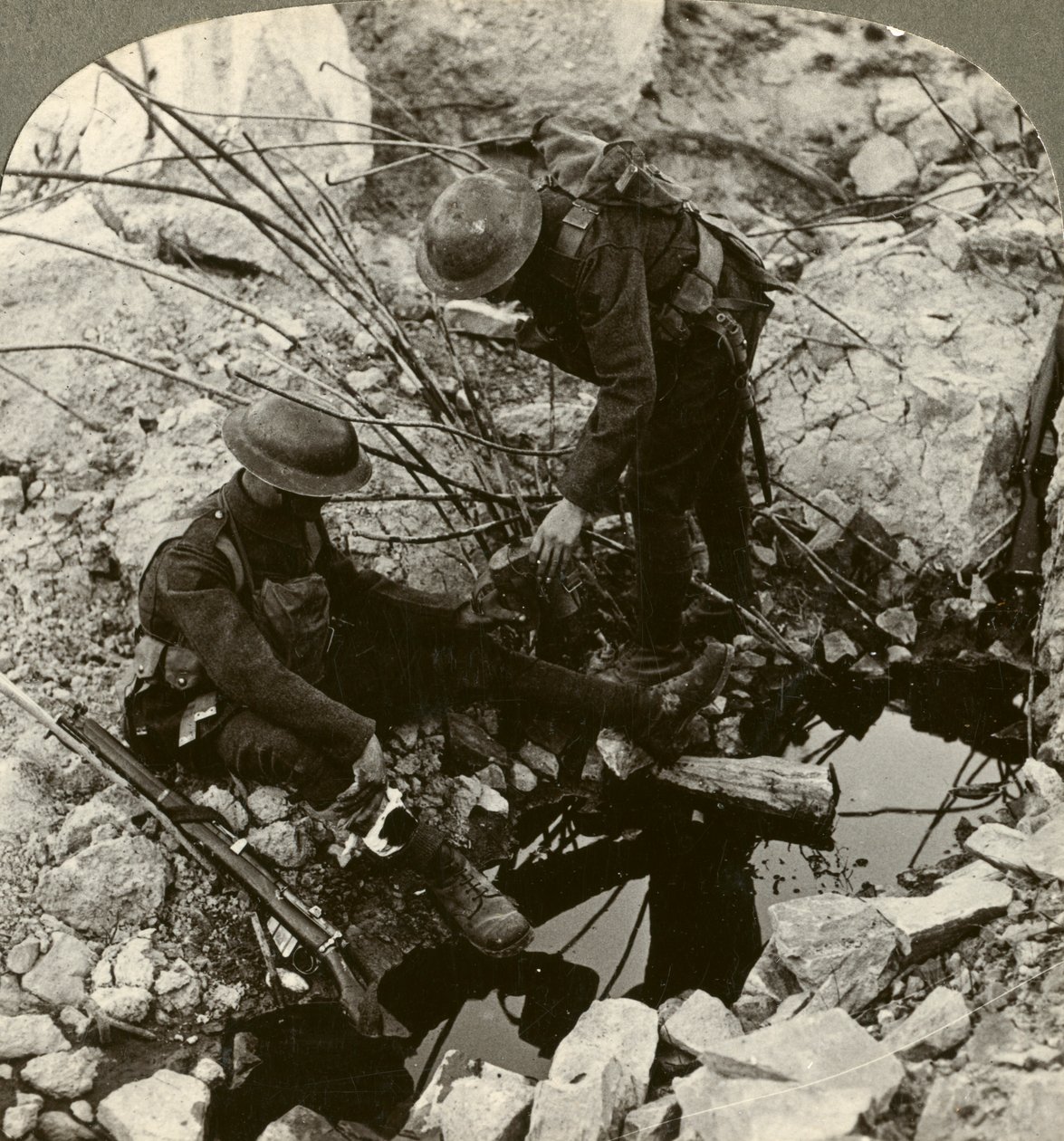 Yaralı bir arkadaşa su vermek, Hooge, Ypres, Belçika, Birinci Dünya Savaşı, 1914-1918. by Realistic Travels Publishers