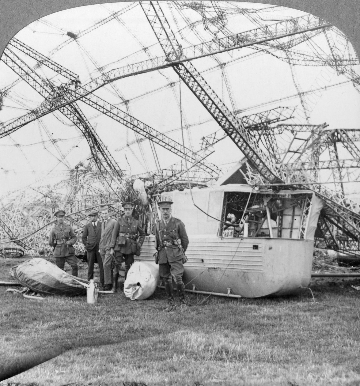 Zeppelin Gondola Essex kıyılarında vuruldu, I. Dünya Savaşı, 1916 by Realistic Travels Publishers