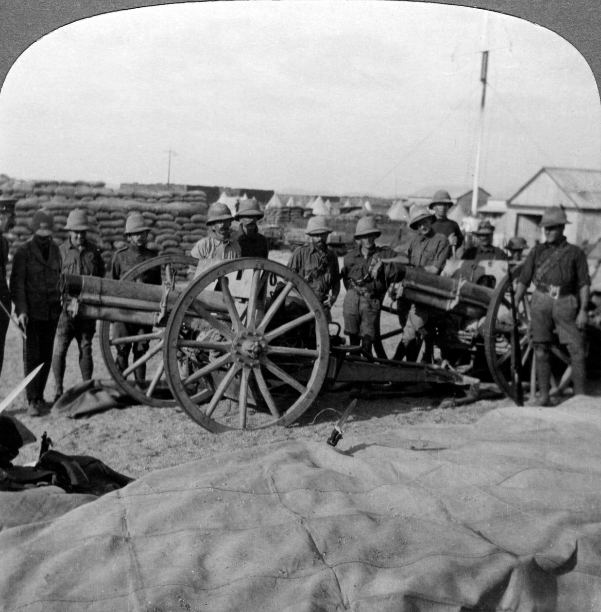 Türklerden ele geçirilen silahlar ve dükkânlar, Filistin, I. Dünya Savaşı, 1915-1918. by Realistic Travels Publishers