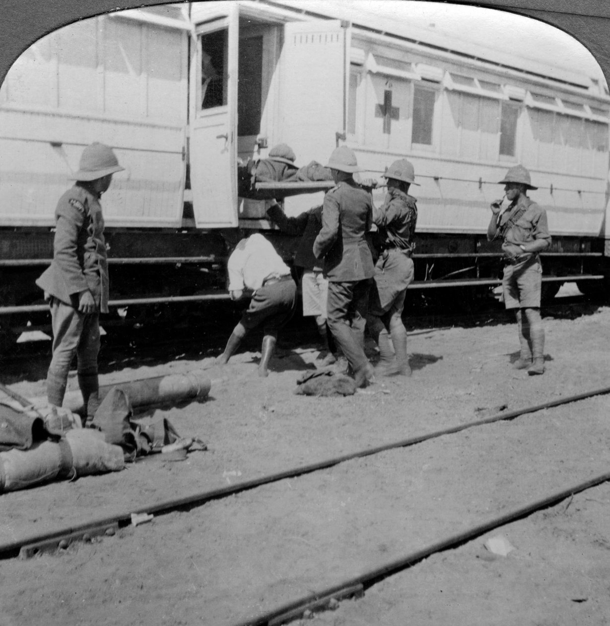 Yaralı askerlerin bir hastane trenine kaldırılması, Doğu Afrika, Birinci Dünya Savaşı, 1914-1918. by Realistic Travels Publishers