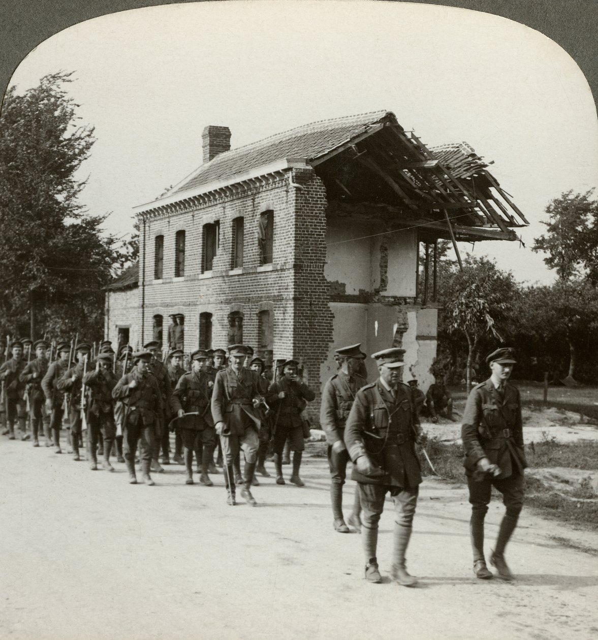 Londra Bölgeleri yürüyüşte, La Bassee Yolu, kuzey Fransa, I. Dünya Savaşı, 1914-1918. by Realistic Travels Publishers