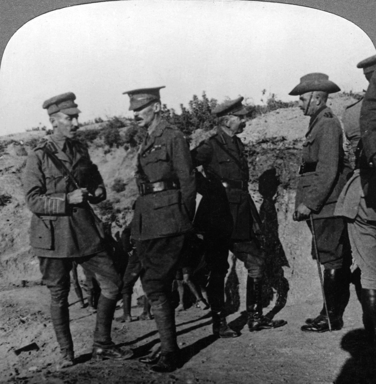 Lord Kitchener, Anzak subaylarıyla Gelibolu