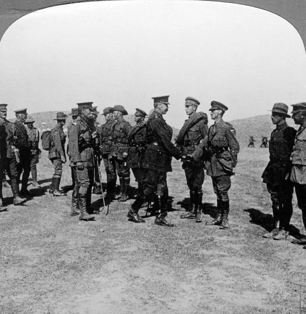 Lord Kitchener, Çanakkale Boğazı'ndaki saldırılarından dolayı askerleri övüyor, I. Dünya Savaşı, 1915-1916. by Realistic Travels Publishers
