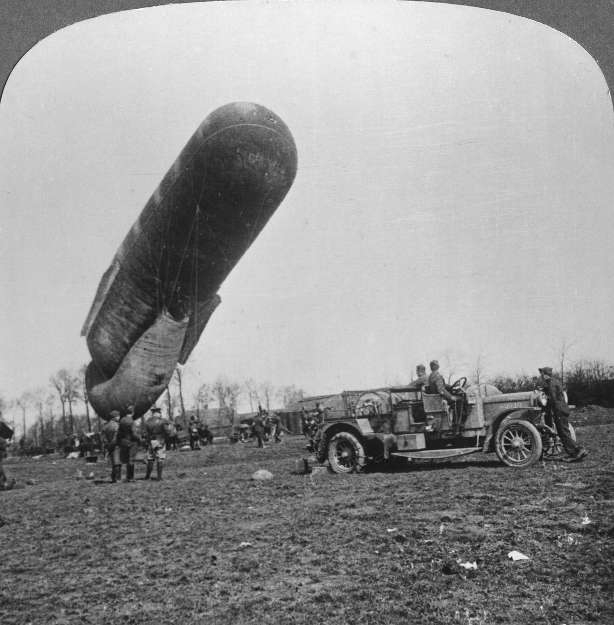 Gözlem balonu yükselmek üzere, I. Dünya Savaşı, c1914-c1918. by Realistic Travels Publishers