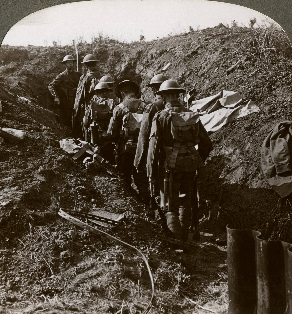 Bir Alman saldırısından kaçınmak için adamlarının sığınağa girmesini izleyen memur, Birinci Dünya Savaşı, 1914-1918. by Realistic Travels Publishers