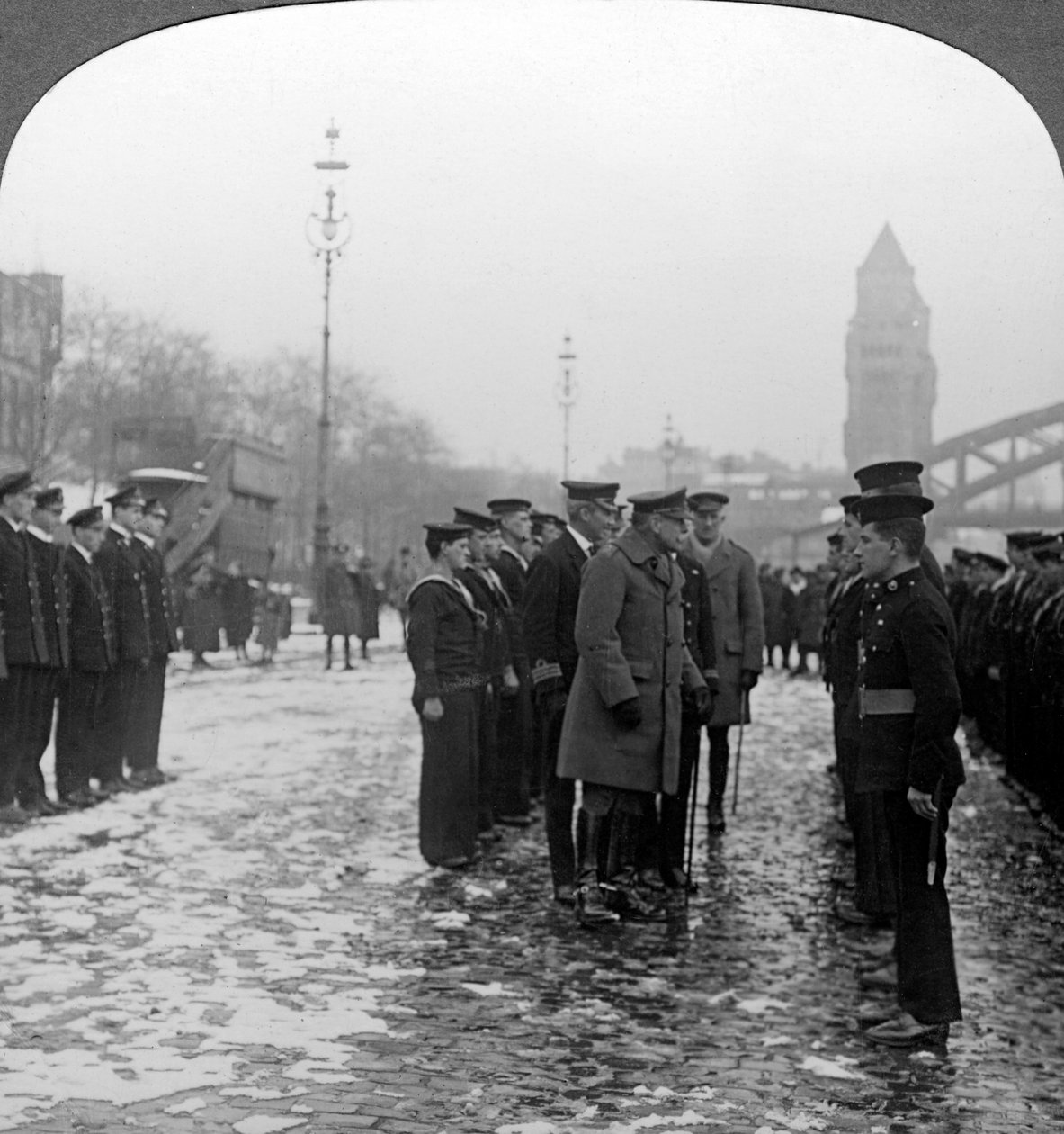 Sir Douglas Haig, denizcileri teftiş ediyor, Birinci Dünya Savaşı, 1918. by Realistic Travels Publishers