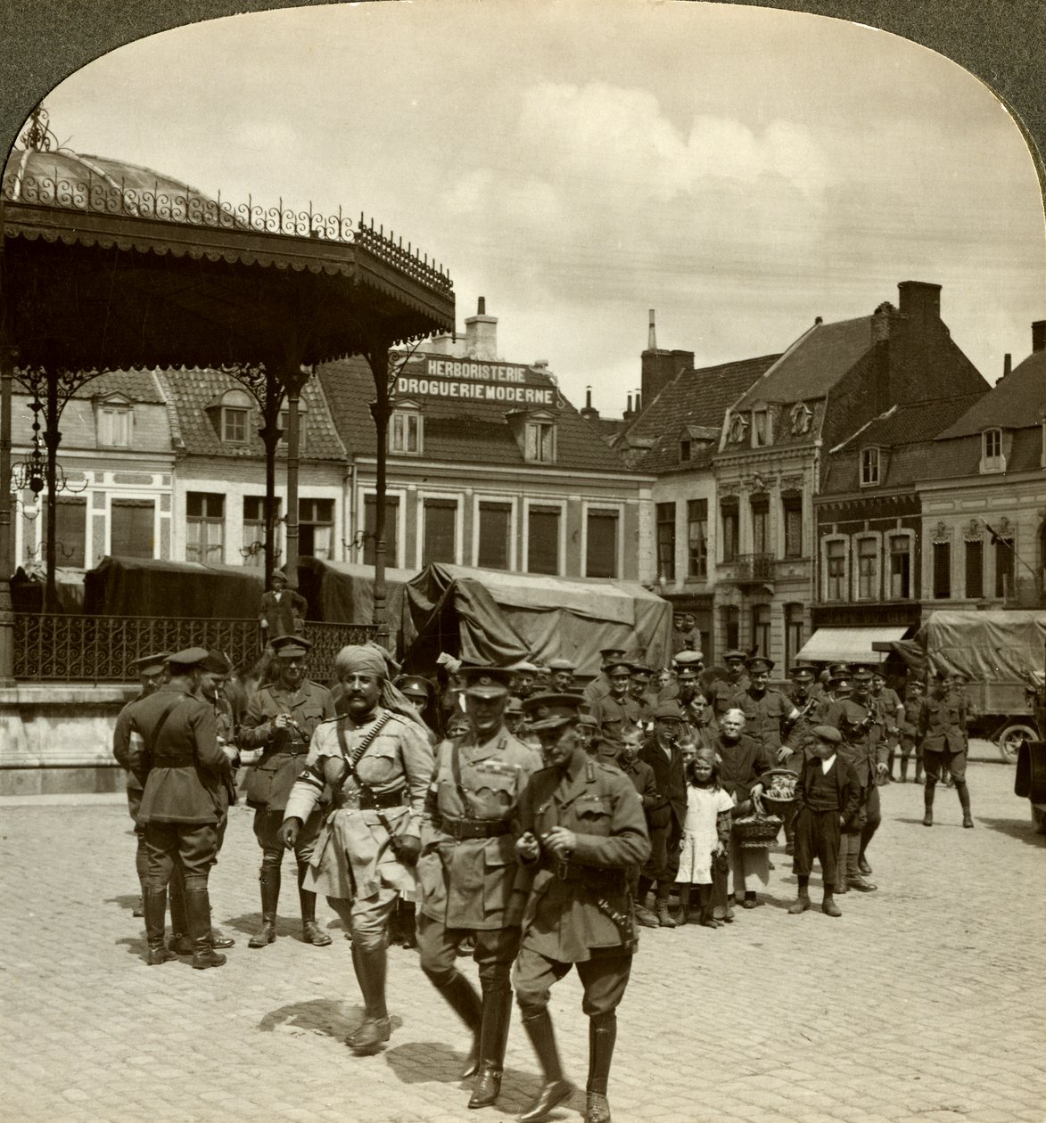 Sir James Willcocks, General Nanten, Pazar Meydanı, Merville, Fransa, Birinci Dünya Savaşı, 1914-1915 ile birlikte. by Realistic Travels Publishers