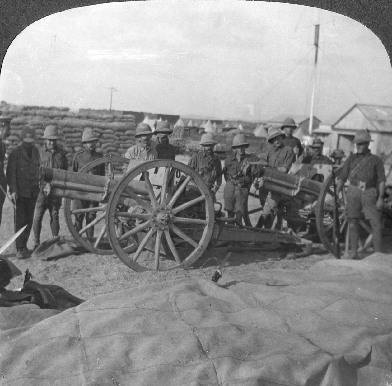 Türklerden ele geçirilen savaş ganimeti, silah ve erzak, Filistin, I. Dünya Savaşı, c1914-c1918 by Realistic Travels Publishers