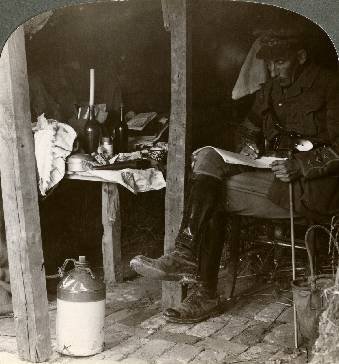 Bir sığınaktaki kurmay subay, bir saldırı öncesinde ayrıntıları inceliyor, Birinci Dünya Savaşı, 1914-1918 by Realistic Travels Publishers