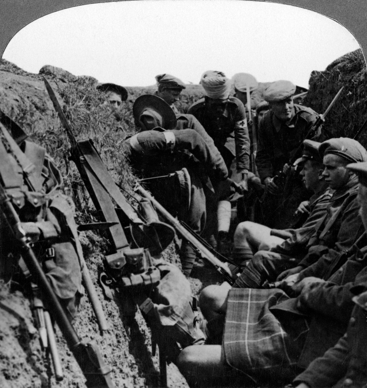 Yaralı bir subayı kaldıran sedye taşıyıcıları, Birinci Dünya Savaşı, 1914-1918. by Realistic Travels Publishers