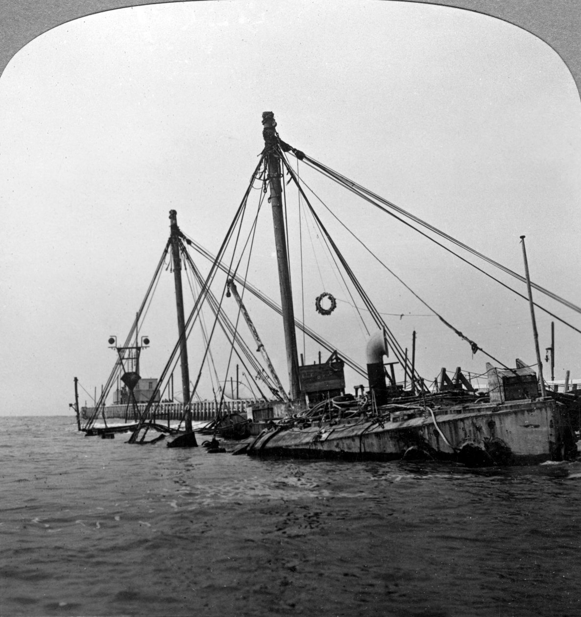 Batık savaş gemisi HMS Vindictive, Oostende, Belçika, Birinci Dünya Savaşı, 1918. by Realistic Travels Publishers