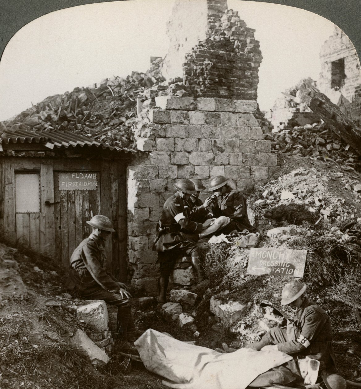 Monchy soyunma istasyonunda Kraliyet Ordusu Tabip Birlikleri, Fransa, Birinci Dünya Savaşı, 1914-1918. by Realistic Travels Publishers