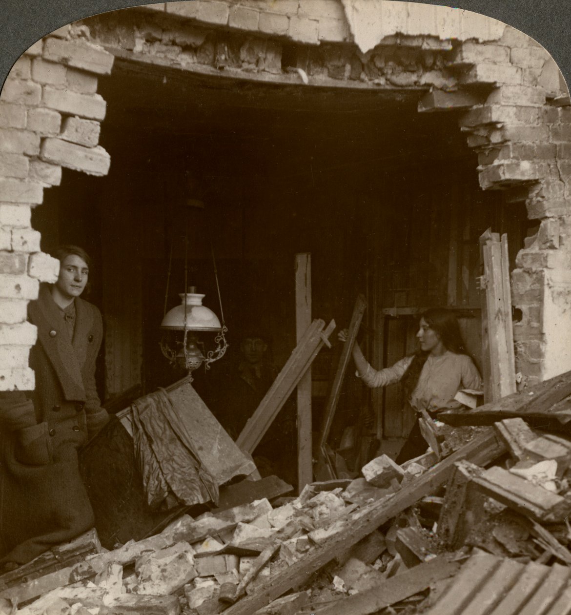 Bir Alman Zeplin bombasının verdiği hasar, Birinci Dünya Savaşı, 1914-1918. by Realistic Travels Publishers