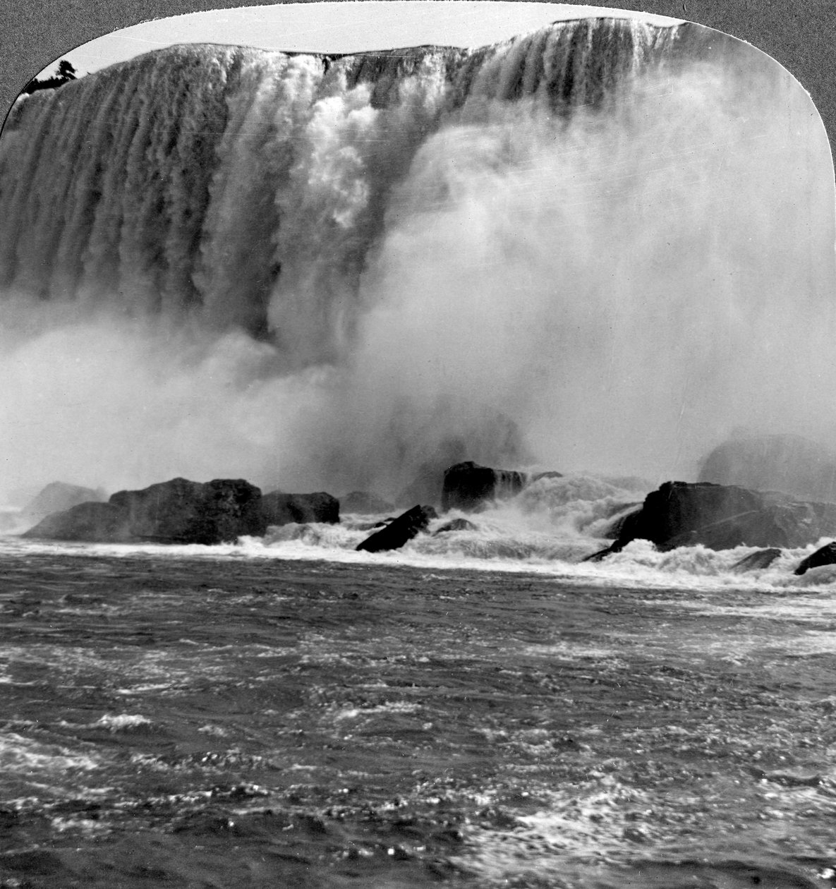 Thunder of Waters, Amerikan Şelalesi, Niagara Şelalesi, New York, ABD. by Realistic Travels Publishers