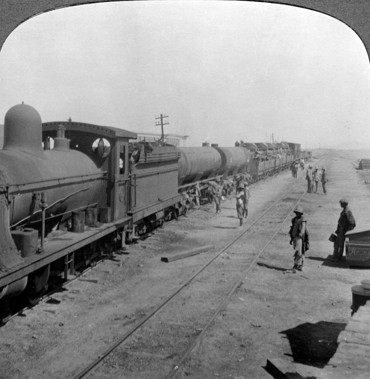 Zırhlı araçların tren yükü, Güney Batı Afrika, Birinci Dünya Savaşı, 1914-1918. by Realistic Travels Publishers