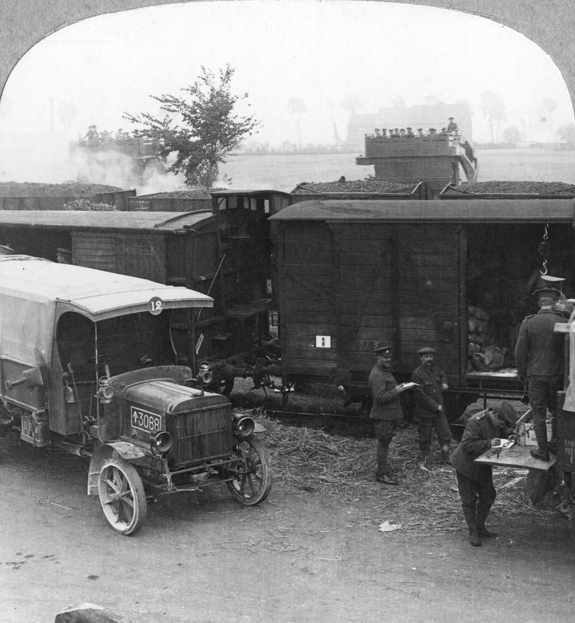 Birlikler ve erzaklar bir tren yolundan ateş hattına koşturuluyor, I. Dünya Savaşı, c1914-c1918 by Realistic Travels Publishers