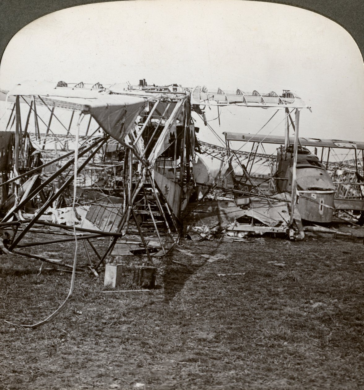 Hava savunmasını kırmaya çalışan bir Alman bombardıman uçağının enkazı, Birinci Dünya Savaşı, 1914-1918. by Realistic Travels Publishers