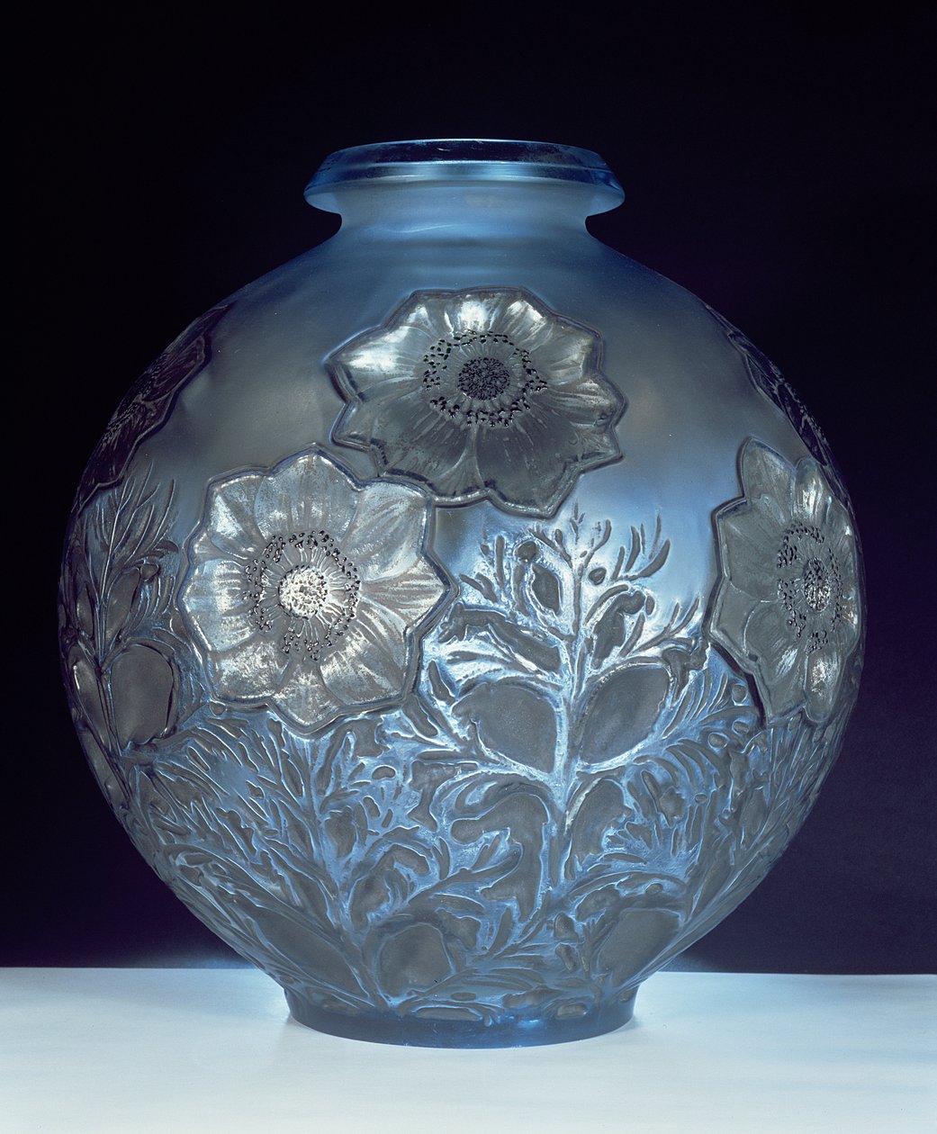 Anemon Vazo, 1913 (soluk mavi ve buzlu cam) by Rene Jules Lalique