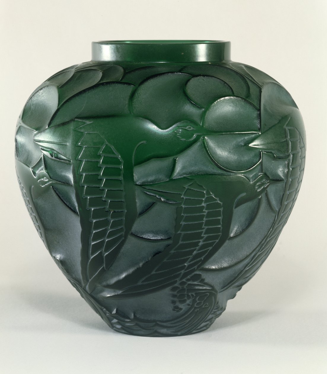 Curlew Vazo, 1931 (yeşil cam üzerine yeşil ve beyaz patine) by Rene Jules Lalique