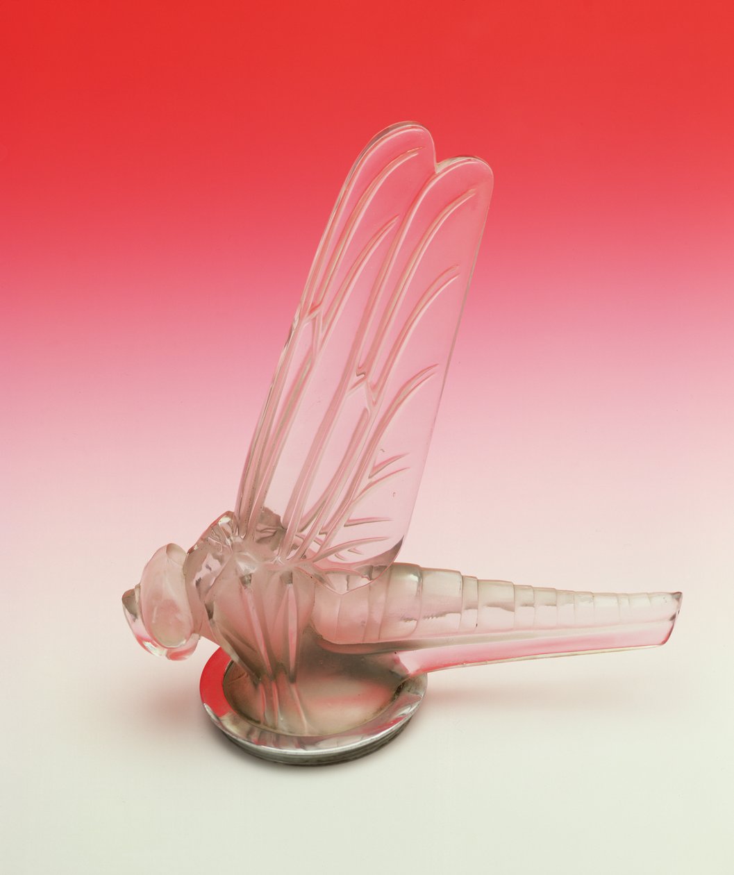 Açık kanatlı bir yusufçuk Lalique araba maskotu by Rene Jules Lalique