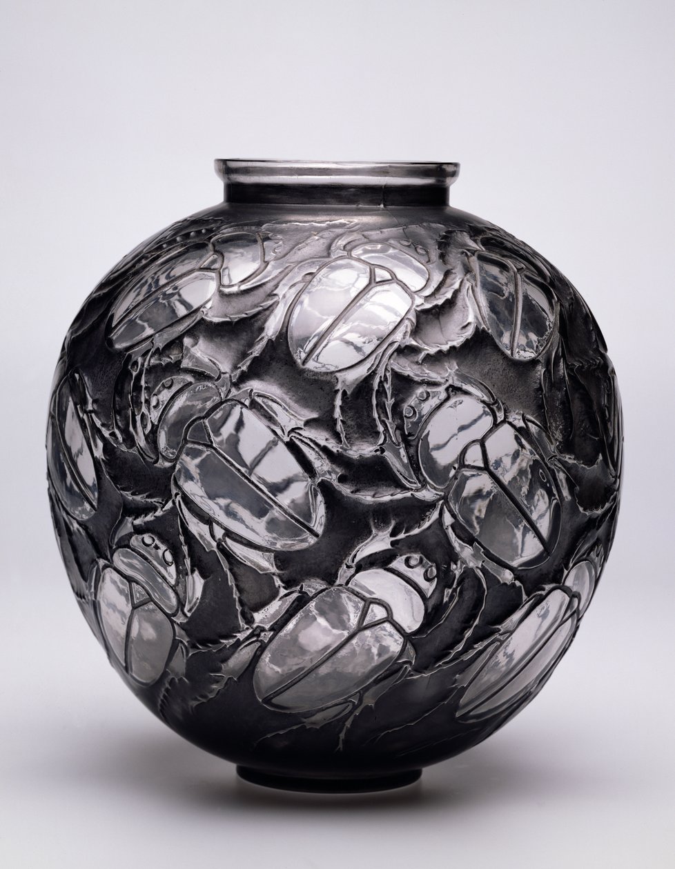 Büyük Bokböceği Vazo, 1923 (siyah patine ve kalıp üflemeli cam) by Rene Jules Lalique
