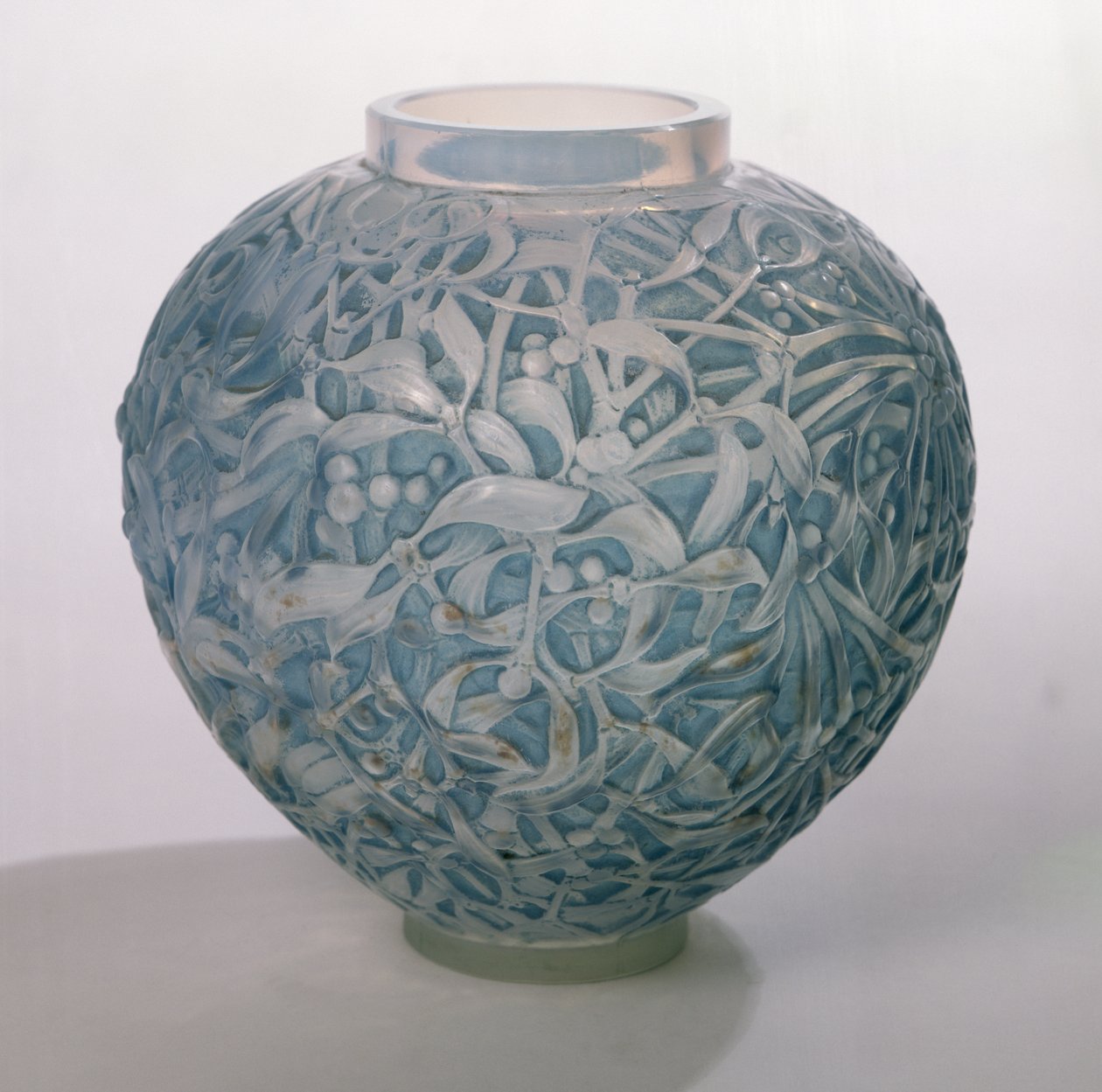 Ökseotu Vazo, 1920 (yanardöner cam üzerine mavi patine) by Rene Jules Lalique