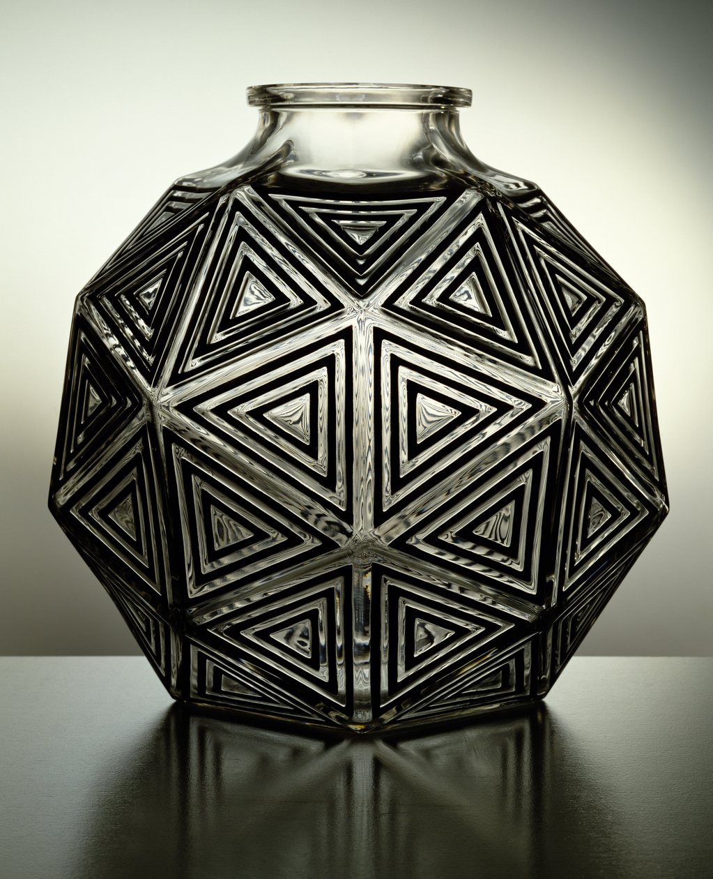 Nanking Vazo, 1925 (cam üzerine şeffaf ve siyah emaye) by Rene Jules Lalique