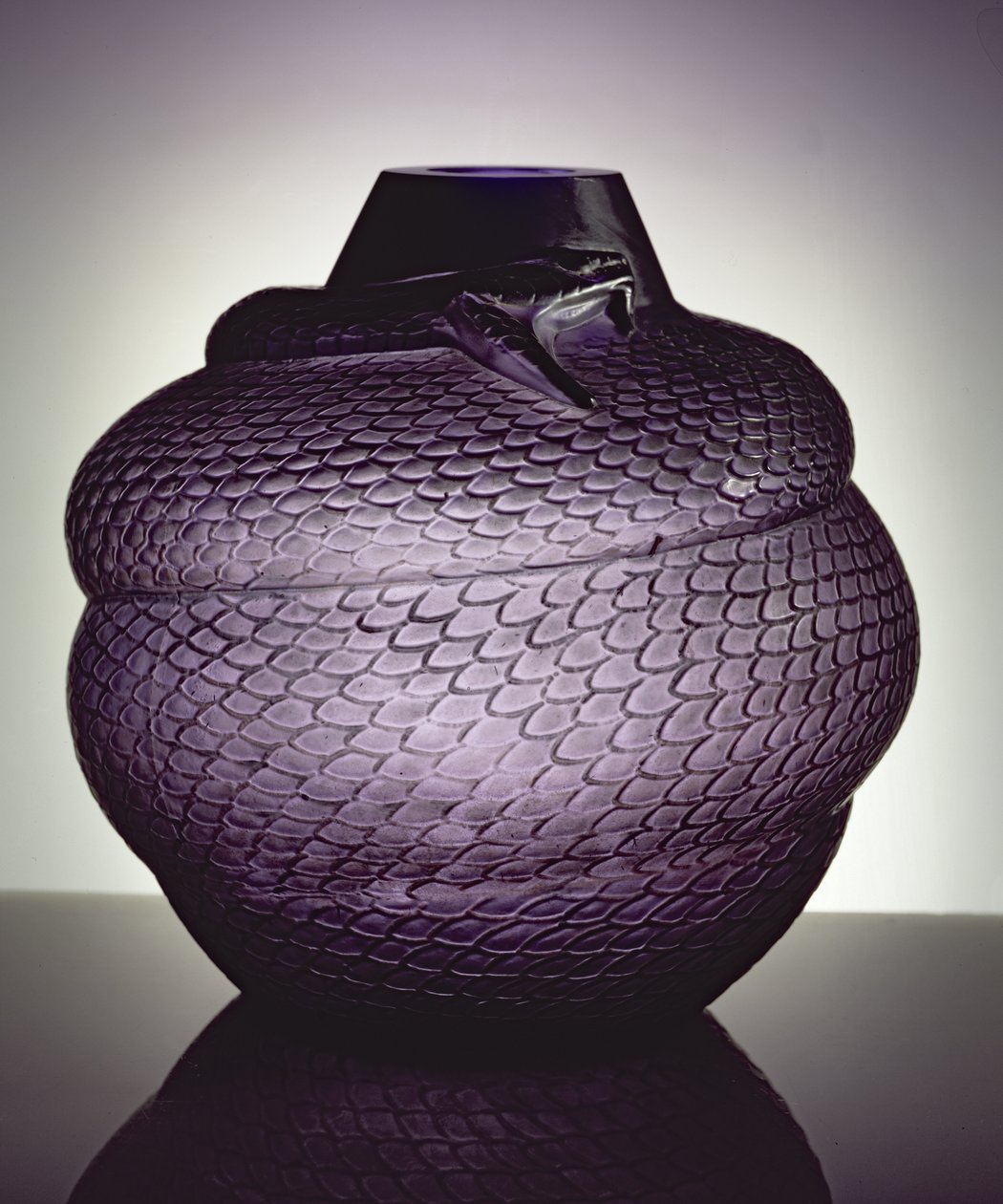 Yılanlı Vazo, 1924 (kalıpla üflenmiş mor cam) by Rene Jules Lalique
