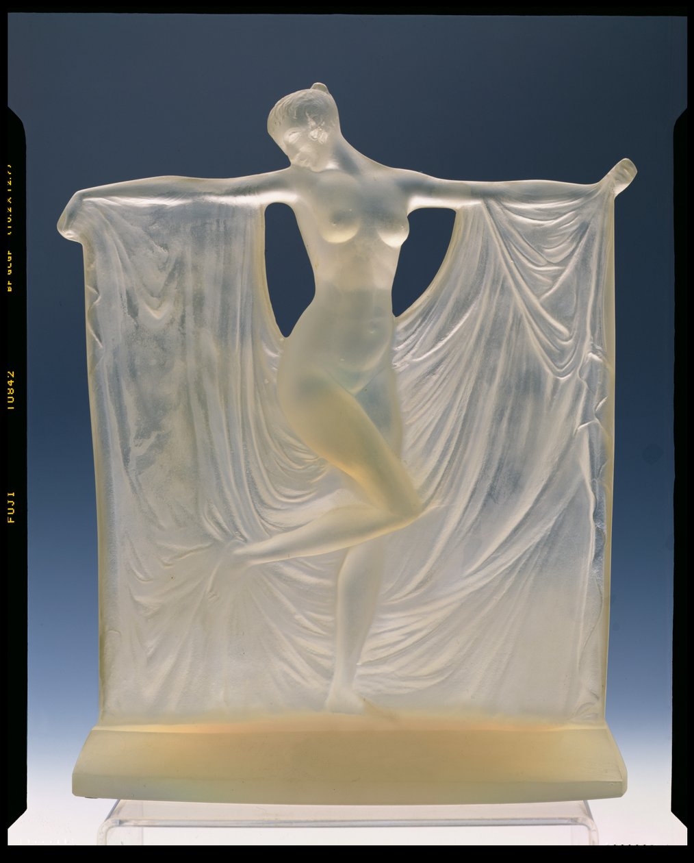 ಸುಝೇನ್ ಔ ಬೈನ್, ಅಪಾರದರ್ಶಕ ಗಾಜಿನ ಪ್ರತಿಮೆ by Rene Jules Lalique
