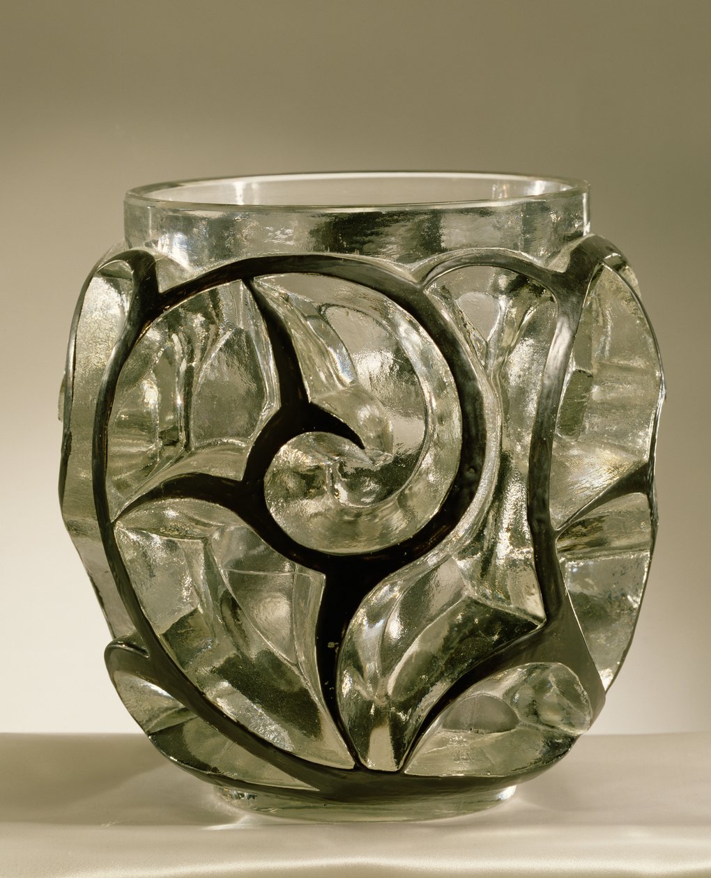 Whirlpools Vase, 1926 (şeffaf cam üzerine presle kalıplanmış siyah emaye) by Rene Jules Lalique