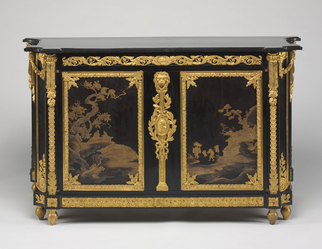 Çekmeceli Sandık (Komodin), c.1765-1770 (Japon lake panelli abanoz kaplama, yaldızlı bronz montaj parçaları ve mermer tabla) by Rene Dubois