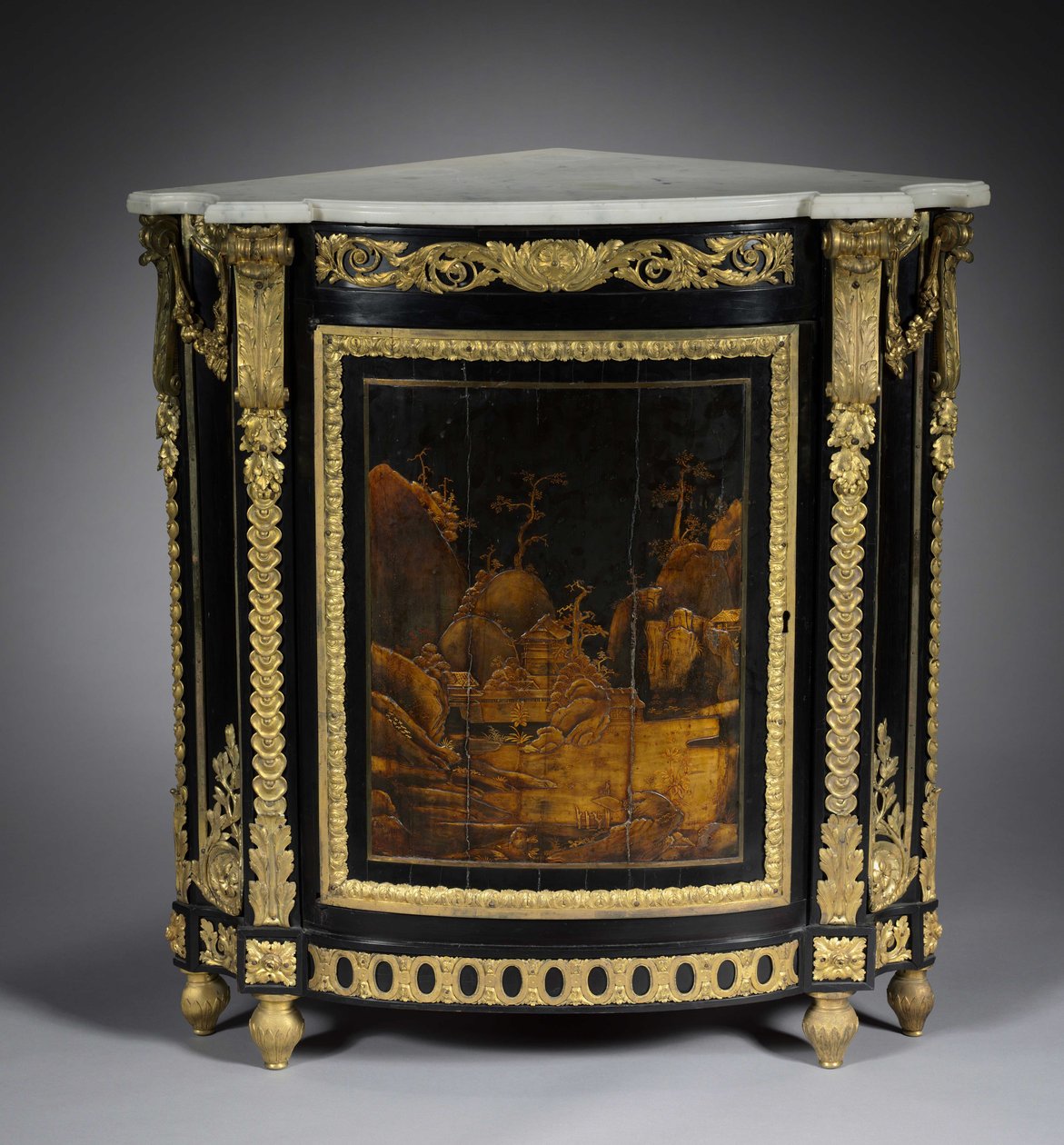 Köşe Dolabı, c.1765-1770 (abanoz kaplama, Japon cilası, yaldızlı bronz yuvalar) by Rene Dubois