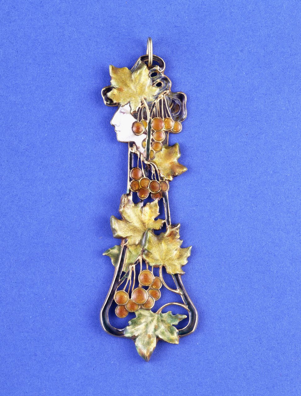 Profilde Art Nouveau kız başı şeklinde oluşturulmuş bir Lalique kolye ucu, c.1900 (metal, emaye) by Rene Jules Lalique