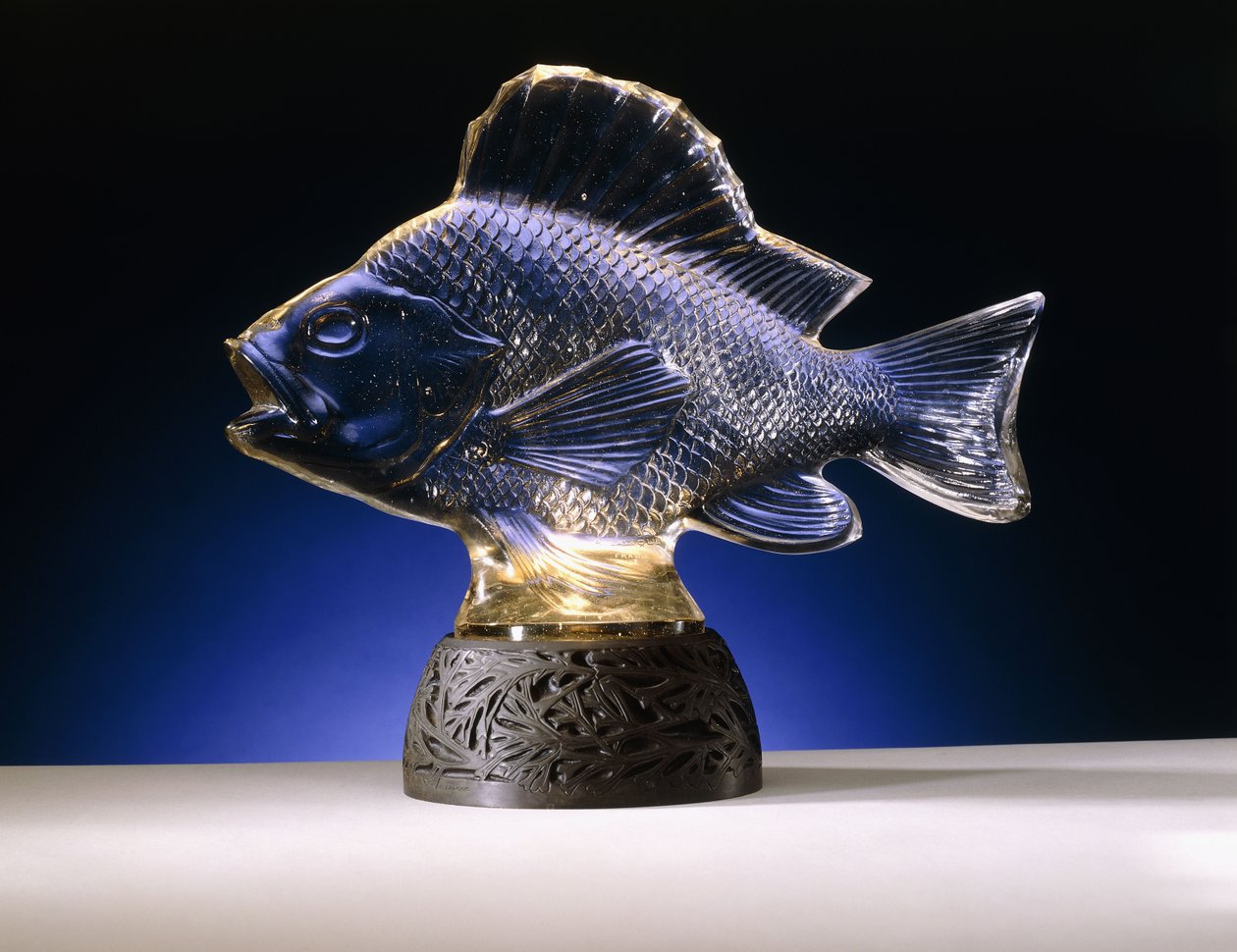 Sırt yüzgeci ve kuyruğu olan bir sazan by Rene Jules Lalique