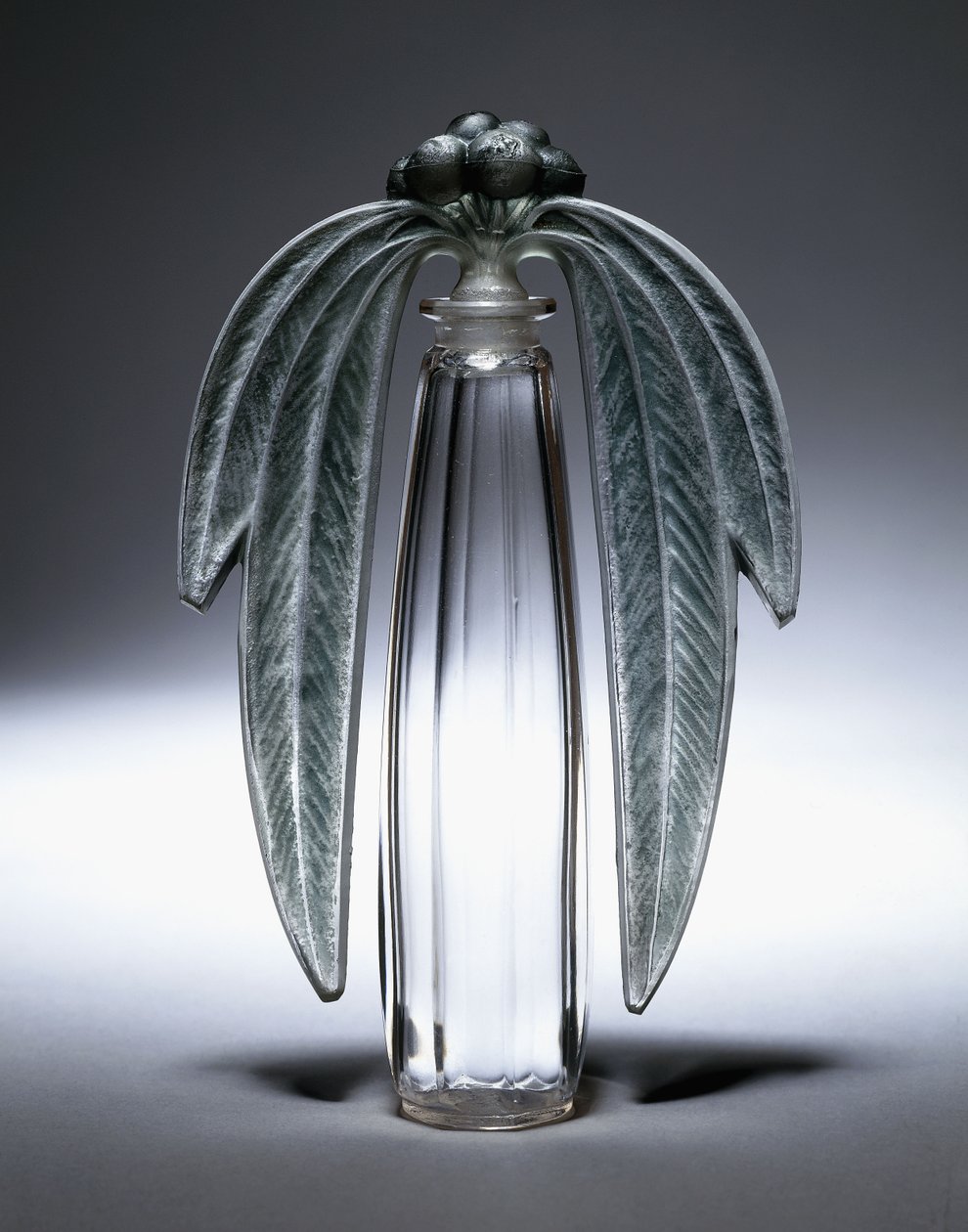 Bouchon Okaliptüs, No. 507, c.1919 (şeffaf, buzlu ve yeşil vitray) by Rene Jules Lalique