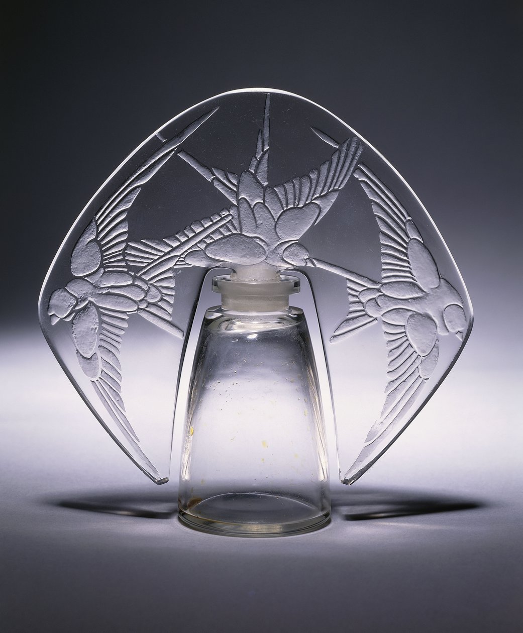 Bouchon Trois Hirondelles No. 496, c.1920 (şeffaf ve buzlu cam) by Rene Jules Lalique