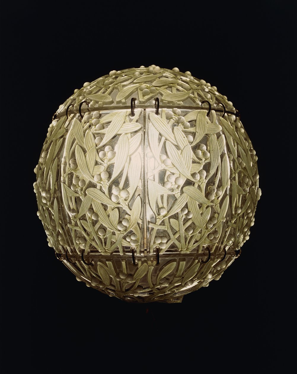 Yeşil lekeli asılı bir gölgelik olan Boule de Gui, by Rene Jules Lalique