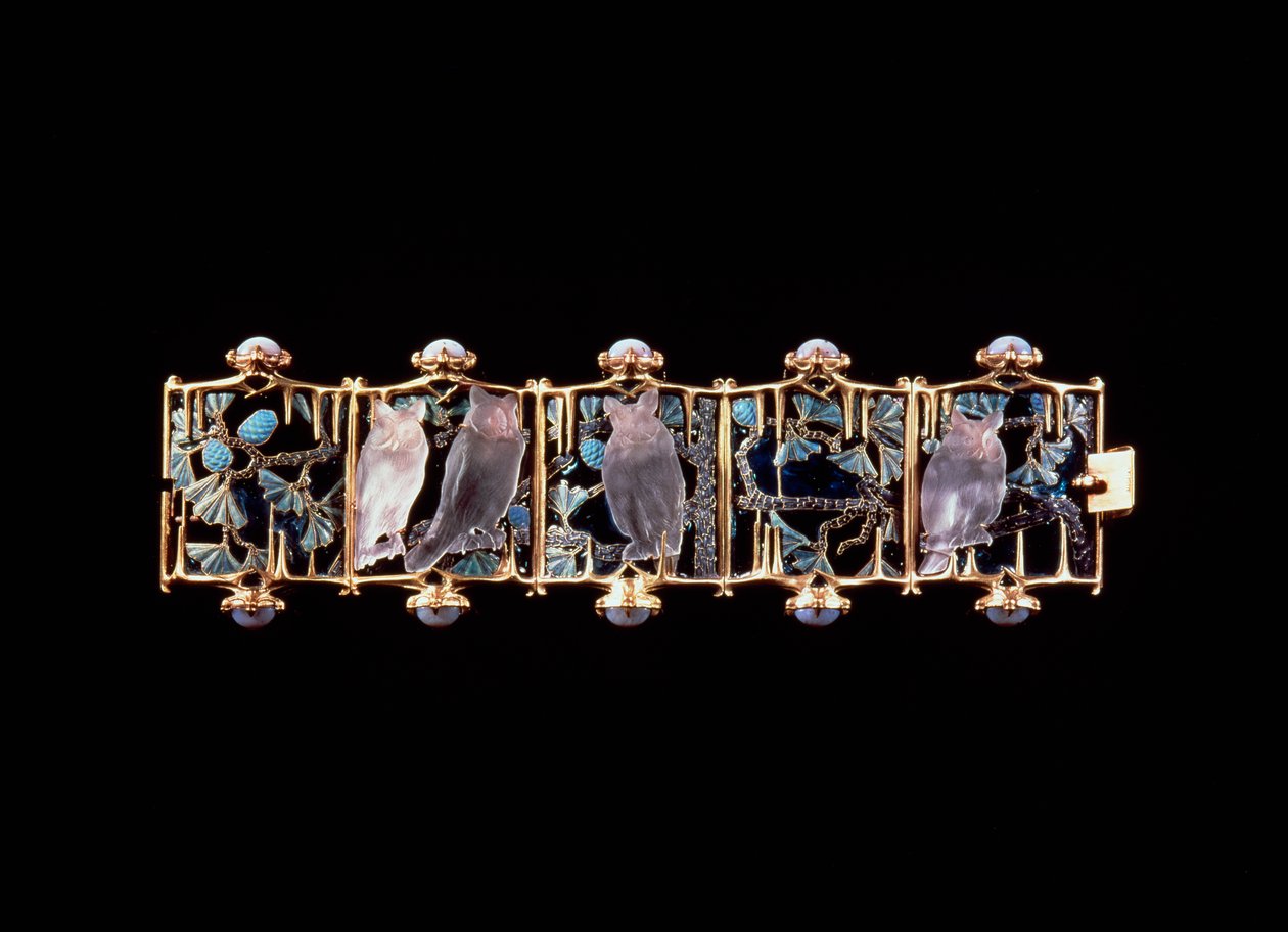Altın, cam, emaye ve kalsedon baykuş ve yapraklı bileklik by Rene Jules Lalique
