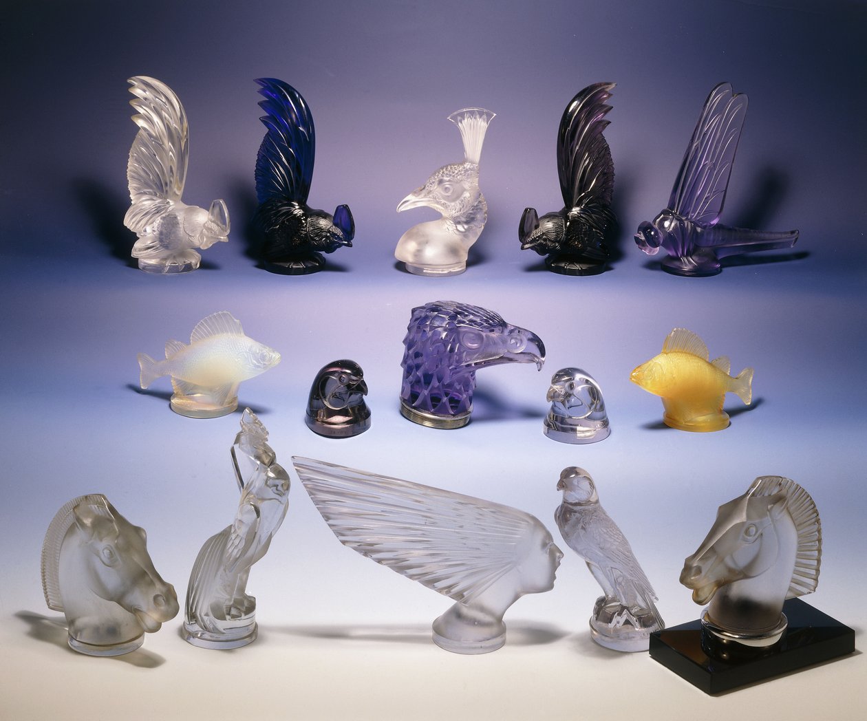 Çeşitli cam araba maskotları (kuşlar, balıklar, atlar ve insan kafası) by Rene Jules Lalique