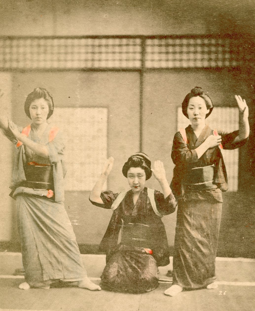 Dans eden kızlar c.1896 (fotoğraf) by Renjo Shimooka