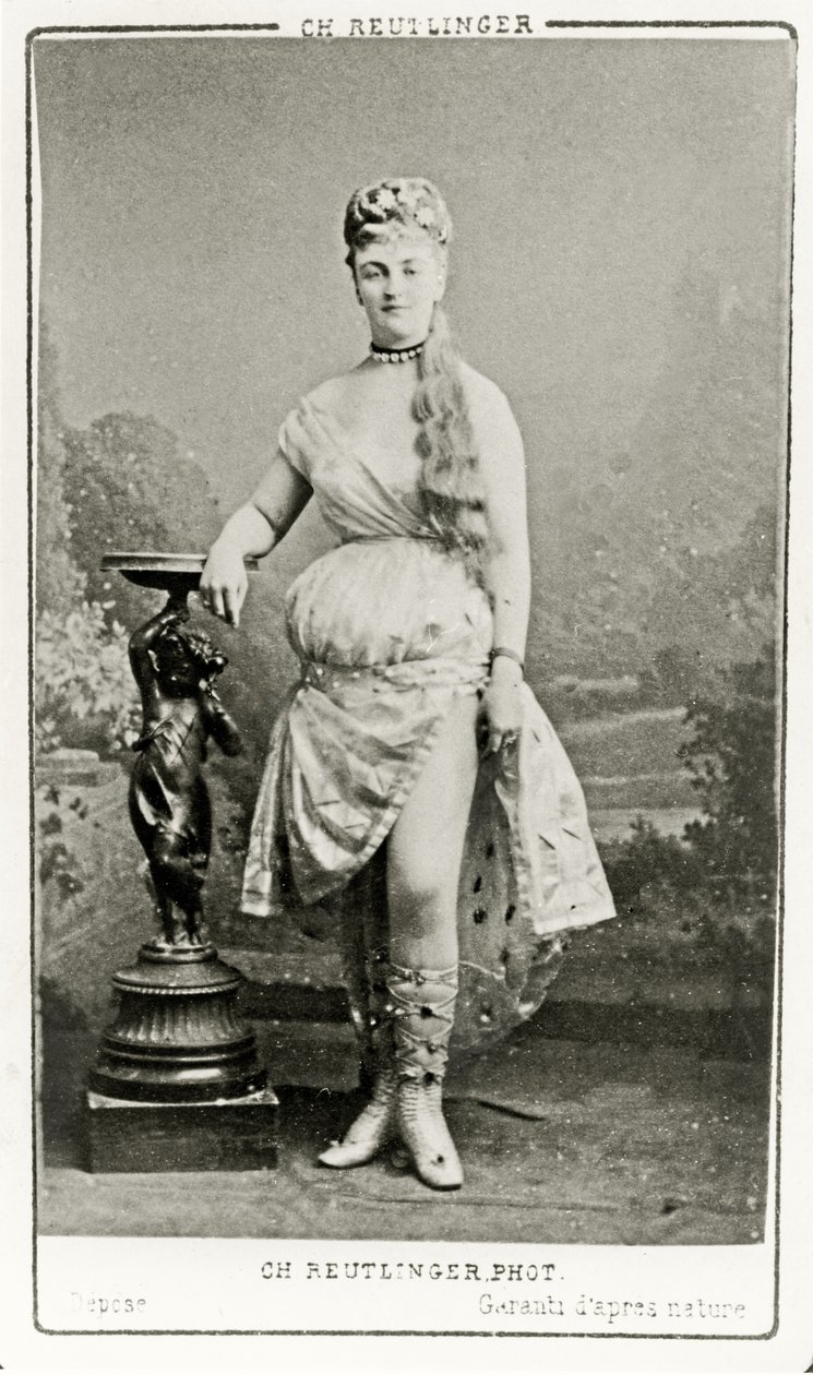 Méry Laurent sahnede, 1888-89 dolayları by Reutlinger Studio