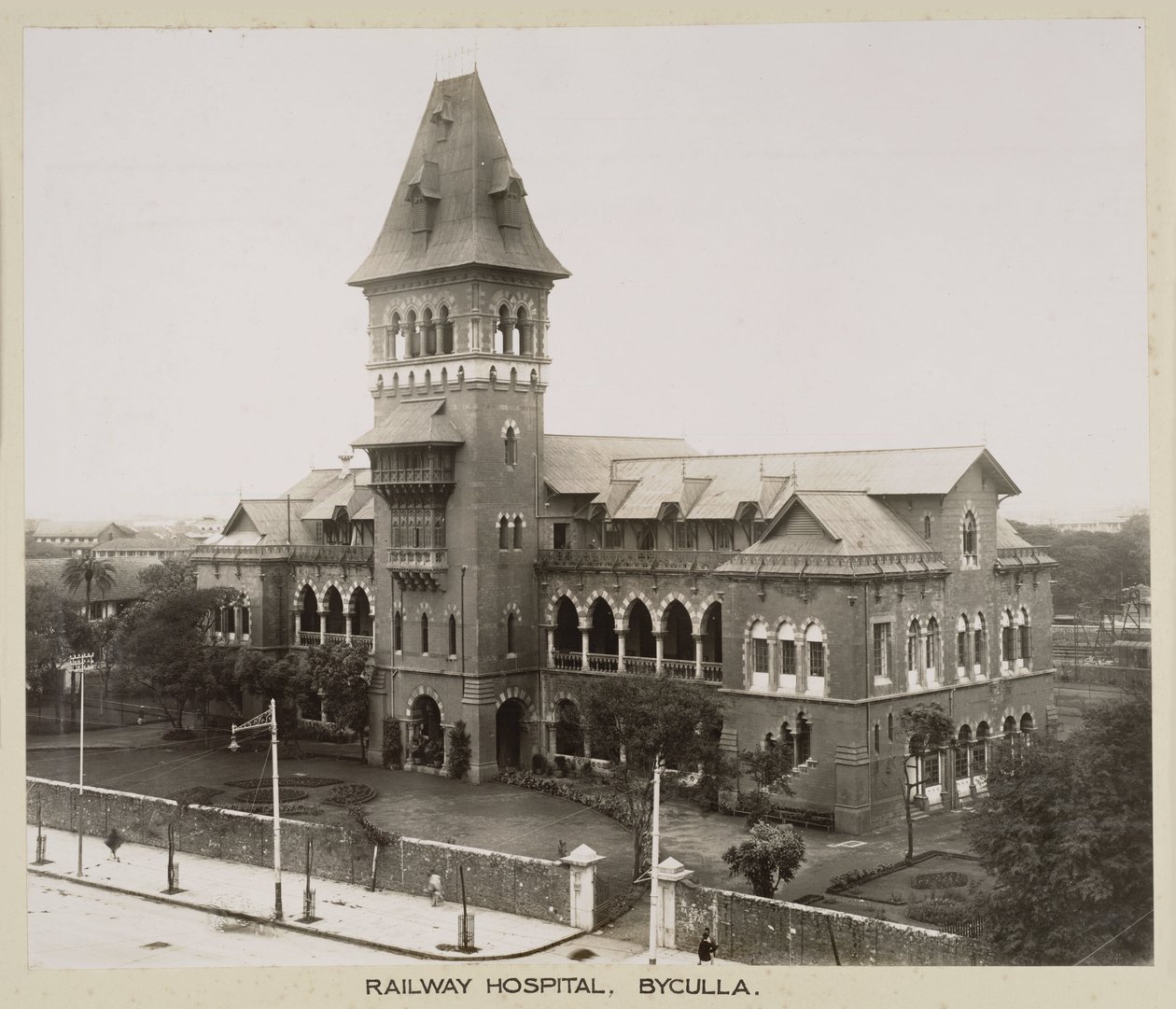 Hastaneler Byculla Demiryolu Hastanesi, Hindistan, 1930 dolayları by John Pardon