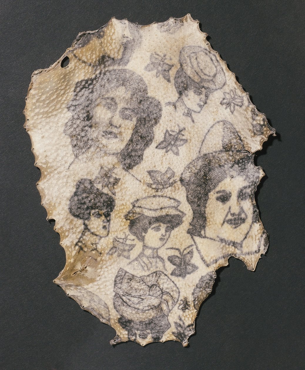 Kadın başları ve kelebeklerle işlenmiş insan derisi, Fransızca by John Pardon