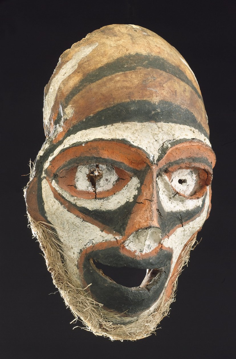 İnsan kafatasından yapılmış maske, Yeni Britanya, Papua Yeni Gine by John Pardon