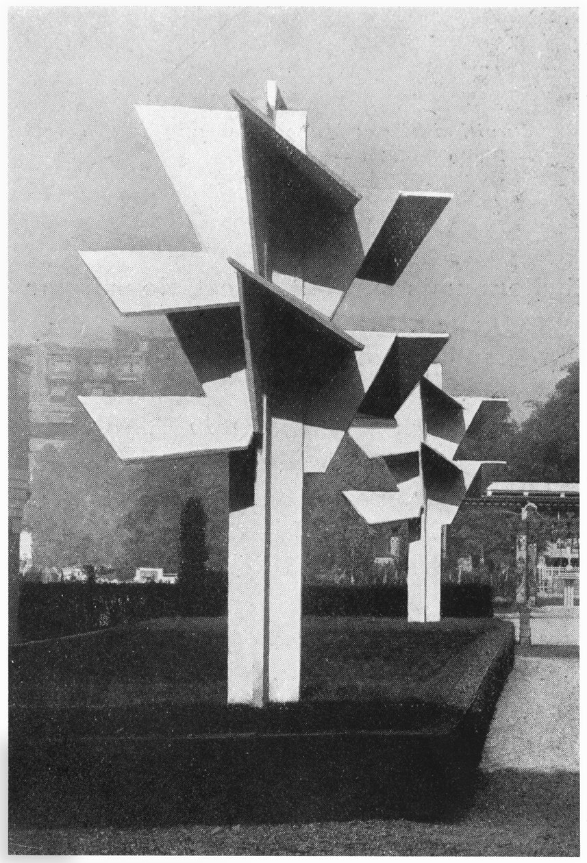 Art Deco Sergisindeki kış bahçesi ve kübist beton ağaçlar, 