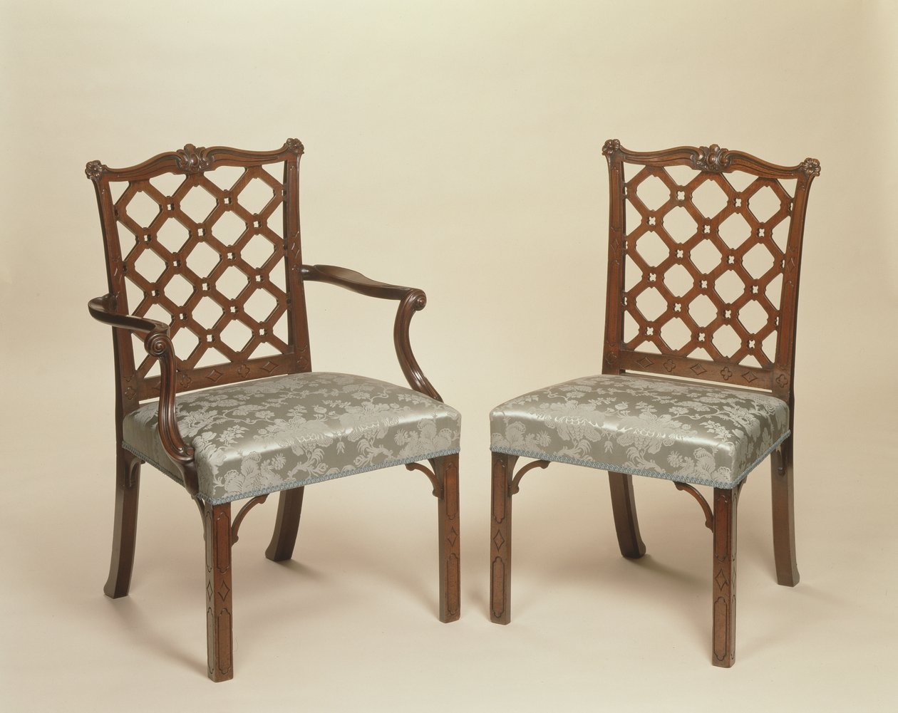 Bir çift George III Yemek Sandalyesi, c.1765 (oyma maun ve döşeme) by Robert Manwaring
