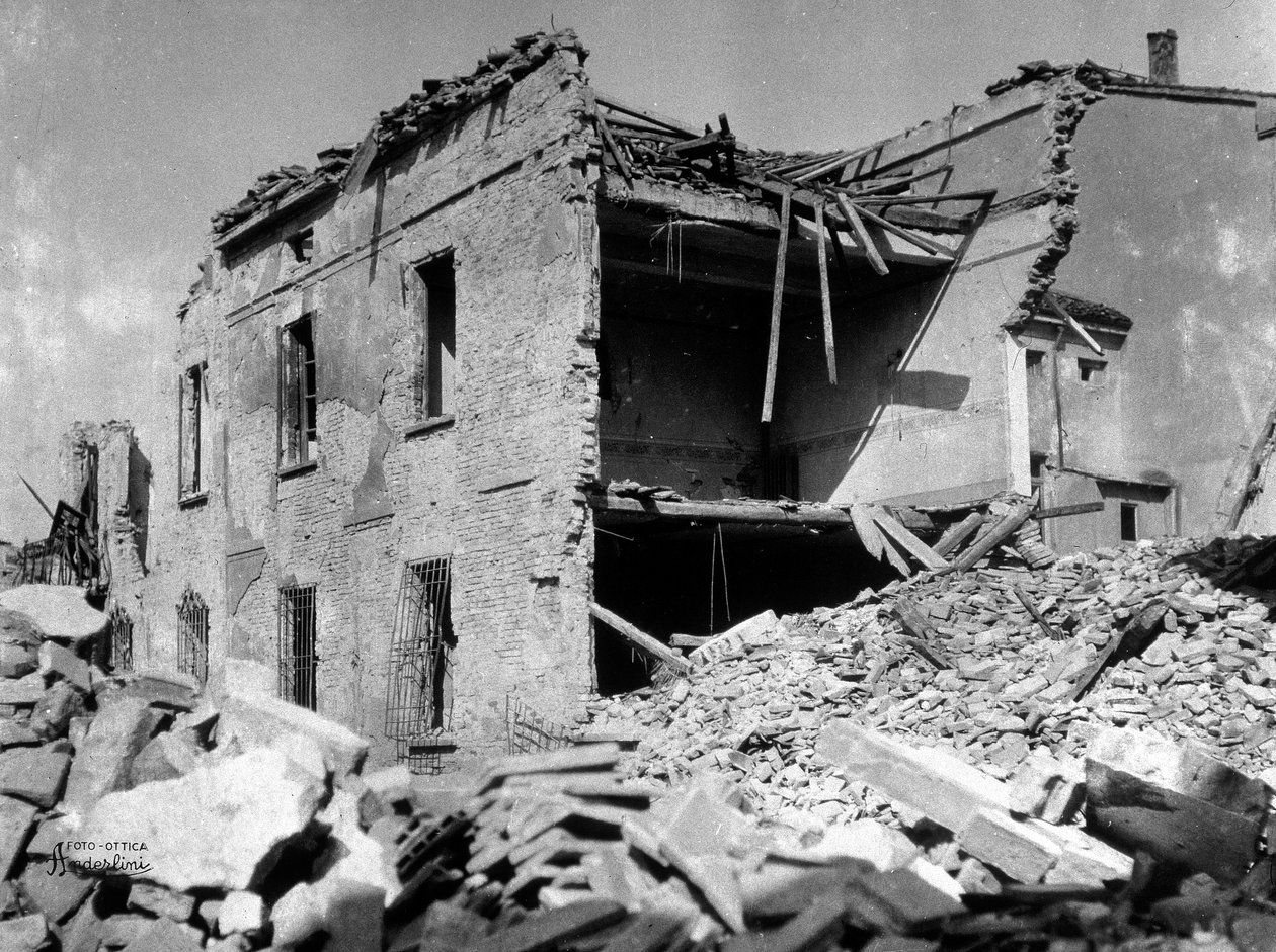Sermide bombardımanları: İkinci dünya savaşında ağır hasar gören bir ev by Robert Kretschmer